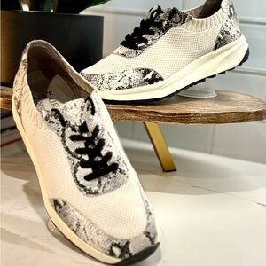 Naturalizer Women's White & Black Knit Sneakers with Snakeskin Accents - Sz 7.5